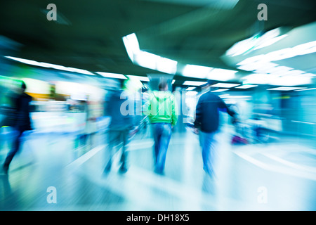 Les gens qui marchent à travers le tunnel Banque D'Images
