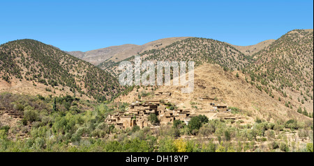 Village berbère dans le Haut Atlas, en route vers le col de Tizi n' passe de tests, le Maroc, l'Afrique du Nord Banque D'Images