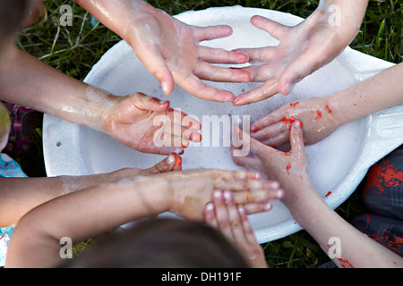 Enfants lave-mains sales, Munich, Bavière, Allemagne Banque D'Images