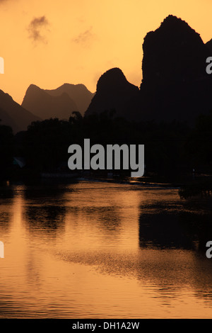 Coucher de soleil sur le pics calcaires sur la rivière Li en Chine du sud Banque D'Images