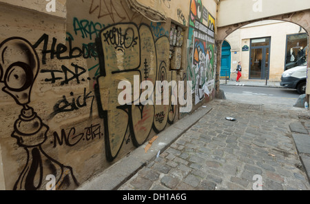 Street art et graffiti sur mur dans le Marais de Paris, France Banque D'Images