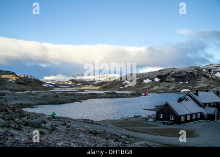 Règlement dans un fjord, randonneur en premier plan, la Norvège, Europe Banque D'Images