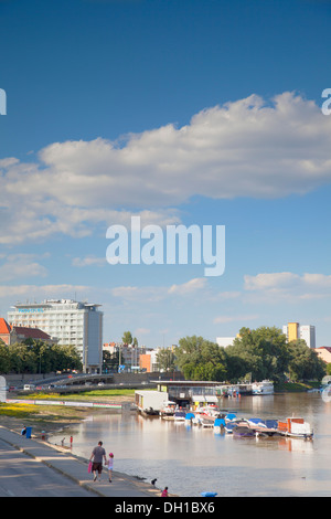 Bateaux amarrés sur le fleuve Tisza, Szeged, Hongrie, plaines du Sud Banque D'Images