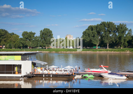 Bateaux amarrés sur le fleuve Tisza, Szeged, Hongrie, plaines du Sud Banque D'Images