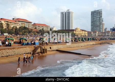 Les personnes bénéficiant d'un après-midi ensoleillé sur la plage de Galle Face à Colombo, Sri Lanka Banque D'Images