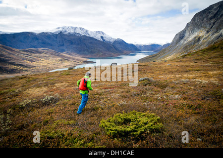 La vitesse de l'homme randonner en paysage rocheux, Norvège, Europe Banque D'Images