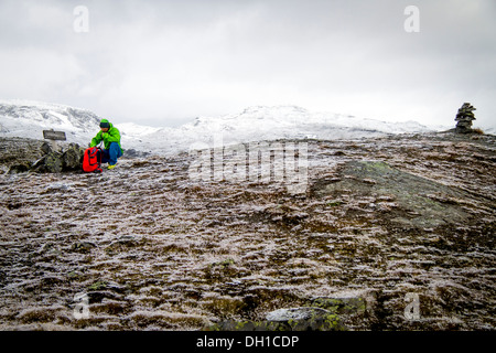 Randonneur prenant un repos dans le paysage rocheux, Norvège, Europe Banque D'Images