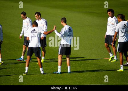 Madrid, Espagne. 29 Oct, 2013. Les joueurs du Real Madrid Cristiano Ronaldo et Casemiro (par derrière) cinq haut entouré de coéquipiers, Angel Di Maria, Gareth Bale, Pepe et Raphaël Varane au cours du Real Madrid dernière séance de formation au complexe sportif de Valdebebas avant le match entre le Real Madrid et Séville, journée 11 de la Liga 2013, le 29 octobre 2013 à Madrid, Espagne. Credit : Madridismo Sl/Madridismo/ZUMAPRESS.com/Alamy Live News Banque D'Images