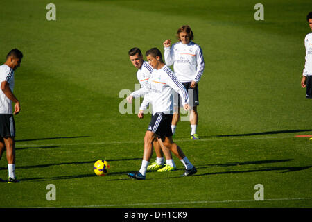 Madrid, Espagne. 29 Oct, 2013. Les joueurs du Real Madrid Cristiano Ronaldo et Gareth Bale lutter pour le ballon entouré de coéquipiers Casemiro et Luka Modric au cours du Real Madrid dernière séance de formation au complexe sportif de Valdebebas avant le match entre le Real Madrid et Séville, journée 11 de la Liga 2013, le 29 octobre 2013 à Madrid, Espagne. Credit : Madridismo Sl/Madridismo/ZUMAPRESS.com/Alamy Live News Banque D'Images