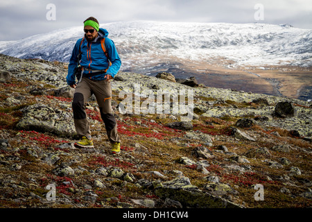 La vitesse de l'homme randonner en paysage rocheux, Norvège, Europe Banque D'Images