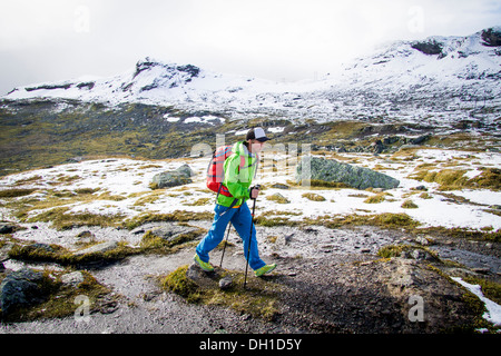 La vitesse de l'homme randonner en paysage rocheux, Norvège, Europe Banque D'Images