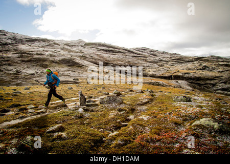 La vitesse de l'homme randonner en paysage rocheux, Norvège, Europe Banque D'Images