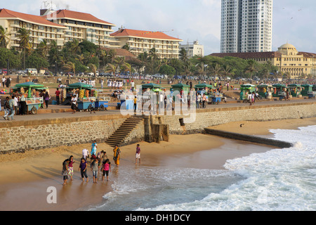 Les personnes bénéficiant d'un après-midi ensoleillé sur la plage de Galle Face à Colombo, Sri Lanka Banque D'Images