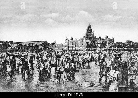 Vieux millésime 1900s photo du festival Coconut devant le siège de chemin de fer occidental churchgate station bombay mumbai maharashtra Inde asie Banque D'Images