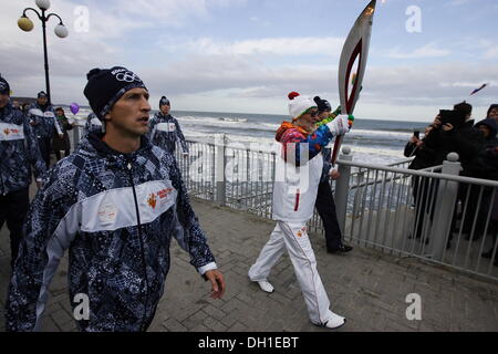 Souabe, la Russie 29, octobre 2013 La flamme olympique des Jeux d'hiver de Sotchi 2014 Olympique visites du Kliningrad Oblast. Les participants du relais a couru dans les rues de Minsk City à la côte de la mer Baltique. Credit : Michal Fludra/Alamy Live News Banque D'Images