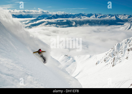 Snowboarder prend un virage en poudre, Innsbruck, Autriche Banque D'Images