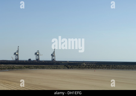 Plage de sable, très prisée des surfeurs, kite flyers and Dog Walkers. Les grues de Port Talbot docks peuvent être vus dans l'arrière-plan. Banque D'Images