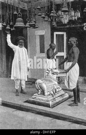 Old vintage photo de man ringing bell à walkeshwar temple Mumbai Maharashtra Inde Banque D'Images