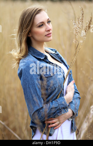 Veste en jean femme se trouve dans un champ de maïs, rêver, Danemark, Europe Banque D'Images
