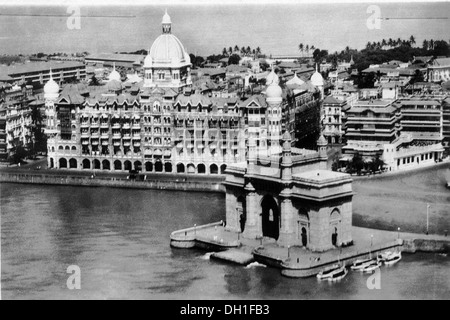 Ancien millésime 1900s Taj Mahal Hotel and Gateway of India Apollo Bunder Colaba Bombay Mumbai Maharashtra Inde millésime indienne Banque D'Images