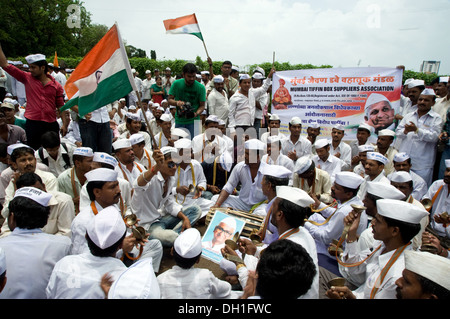 Des hommes jouant cymbales agitation manifestation manifestation Anna Hazare partisans Bombay Mumbai Maharashtra Inde Asie Banque D'Images