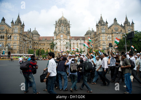 Les hommes criant des slogans en agitant des drapeaux indien Anna Hazare à agitation à la CST mumbai Maharashtra Inde Asie Banque D'Images