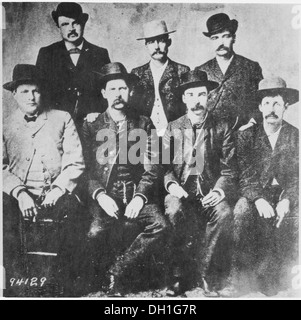 Les commissaires à la paix de Dodge City, y compris des personnalités notables telles que Wyatt Earp, Luke Short et Bat Masterson, sont représentés dans un contexte historique. Ils ont joué un rôle central dans le maintien de la loi et de l'ordre dans le Far West. Banque D'Images