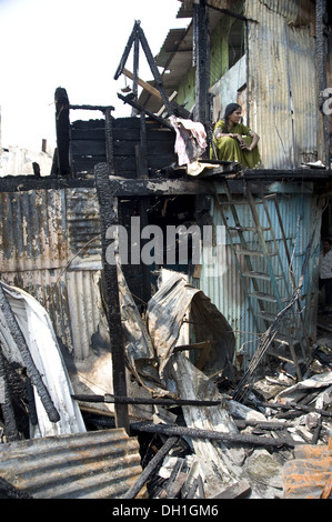 Les dommages causés par l'incendie de taudis mumbai Maharashtra Inde bandra Asie Banque D'Images