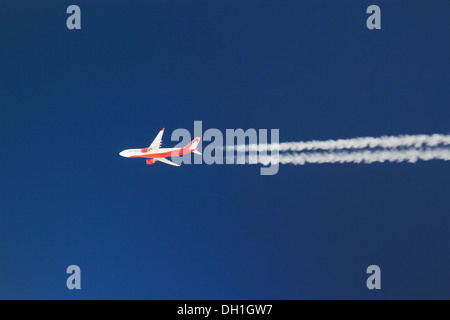 Avion Air Berlin lumineuses dans un ciel bleu profond. Banque D'Images