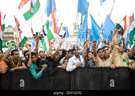 Anna Hazare criant des slogans partisans agitant des drapeaux à ramlila maidan Delhi Inde Asie Banque D'Images