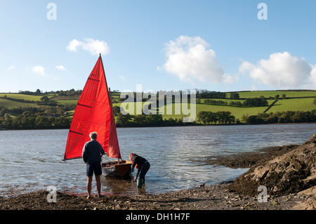 Rivière dart,devon,voile,rouge,bateau lancement stoke gabriel rouge,bateau a navigué sur la rivière Dart,Devon,Bateaux, voile, rouge, course, voiliers, f Banque D'Images