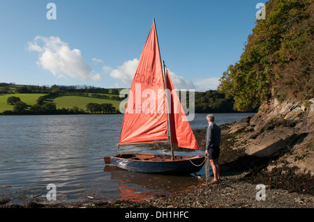 Rivière dart,devon,voile,rouge,bateau lancement stoke gabriel rouge,bateau a navigué sur la rivière Dart,Devon,Bateaux, voile, rouge, course, voiliers, f Banque D'Images