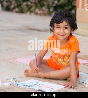 Petit Enfant peinture sur un patio Banque D'Images