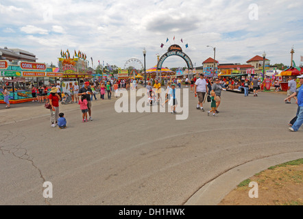 Les touristes, les vendeurs et des manèges à l'entrée de l'allée centrale de l'Indiana State Fair à Indianapolis Banque D'Images