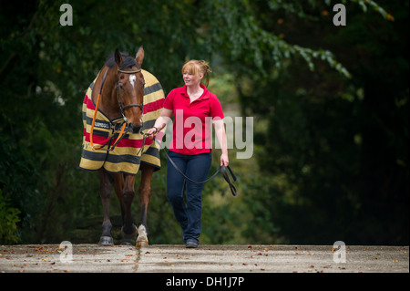 Ancien jockey décoré et Jess Westwood dans Monkerty Tunkerty avec cheval Exford Banque D'Images