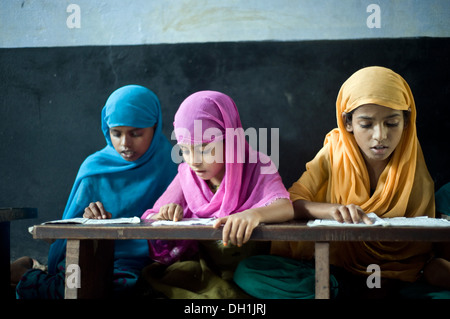 Les filles musulmanes qui étudient dans l'école islamique d'Uttar Pradesh Inde Asie Banque D'Images