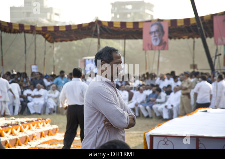 Nana patekar bollywood acteur vip foule rassemblée aux funérailles de Shiv Sena Chef Balasaheb Thackeray au parc shivaji mumbai maharashtra inde dadar ouest Asie Banque D'Images