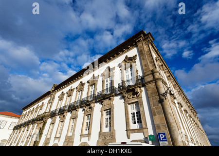 Vue artistique d'un immeuble d'angle historique dans le quartier historique de Porto au Portugal. Banque D'Images