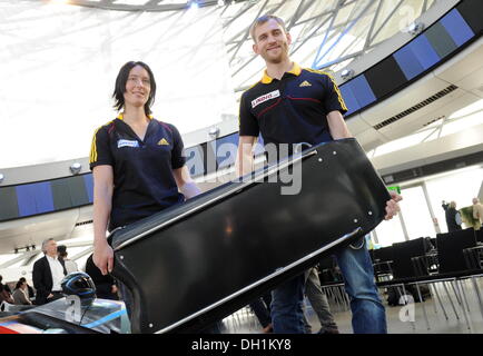 Munich, Allemagne. 29 Oct, 2013. Les pilotes squelette allemand Marion Thees (L) et Frank Rommel posent avec une luge skeleton lors d'une conférence de presse sur l'openign de la saison à Munich, Allemagne, 29 octobre 2013. Photo : Tobias HASE/dpa/Alamy Live News Banque D'Images