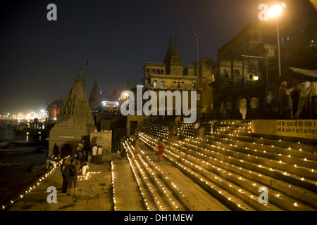 Lampes à huile diwali festival diyas temple de kashi karvat Scindia Ghat varanasi dans l'Uttar Pradesh, Inde Banque D'Images