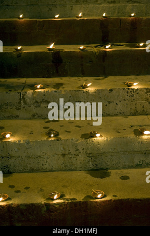 Lampes à huile diyas ghat bénarès varanasi escalier l'Uttar Pradesh, Inde Banque D'Images