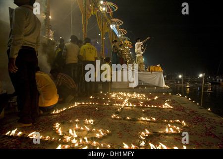 Lampes à huile diyas ganga aarti bénarès varanasi dans l'Uttar Pradesh en Inde Banque D'Images