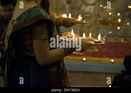 Lampes à huile diyas aarti thali ganga aarti bénarès varanasi dans l'Uttar Pradesh en Inde Banque D'Images