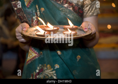 Lampes à huile diyas aarti thali de Bénarès varanasi dans l'Uttar Pradesh en Inde Banque D'Images