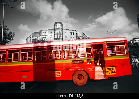 Peints en rouge meilleur bâtiment industriel asiatique bus churchgate mumbai maharashtra Inde Banque D'Images