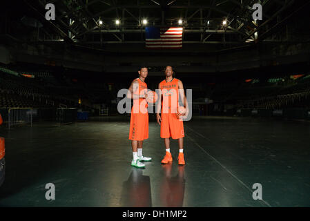 Coral Gables, FL, USA. 10 Oct, 2013. Rion Brown # 15 et # 25 Garrius Adams des Miami Hurricanes pose pendant la journée photo à la Banque United Center de Coral Gables, Fl. © csm/Alamy Live News Banque D'Images