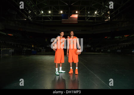 Coral Gables, FL, USA. 10 Oct, 2013. Rion Brown # 15 et # 25 Garrius Adams des Miami Hurricanes pose pendant la journée photo à la Banque United Center de Coral Gables, Fl. © csm/Alamy Live News Banque D'Images