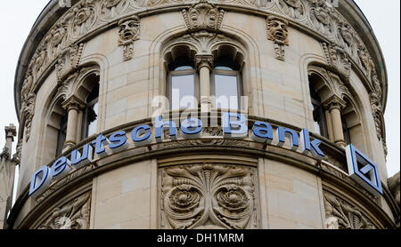 Hanovre, Allemagne. 29 Oct, 2013. Une direction générale de la Deutsche Bank à Hanovre, Allemagne, 29 octobre 2013. Des milliards de dollars de dettes pour les litiges juridiques sont attribués ont presque complètement vidangé les bénéfices de la Deutsche Bank. Photo : HAUKE-CHRISTIAN DITTRICH/dpa/Alamy Live News Banque D'Images