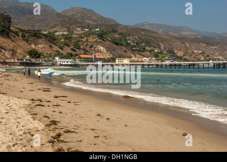 Malibu Beach, en Californie, attire les surfeurs qui se réunissent pour profiter des longues et épurées vagues de l'été lors de cette pause classique. (ÉTATS-UNIS) Banque D'Images