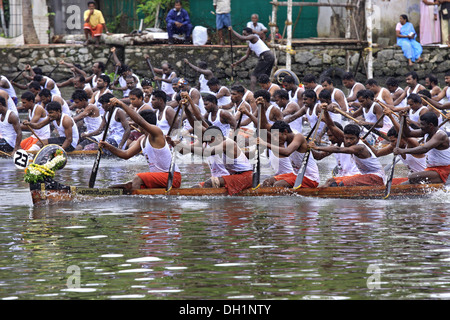 Les hommes l'aviron en boat race Lac Punnamada Alleppey, Kerala Inde Banque D'Images